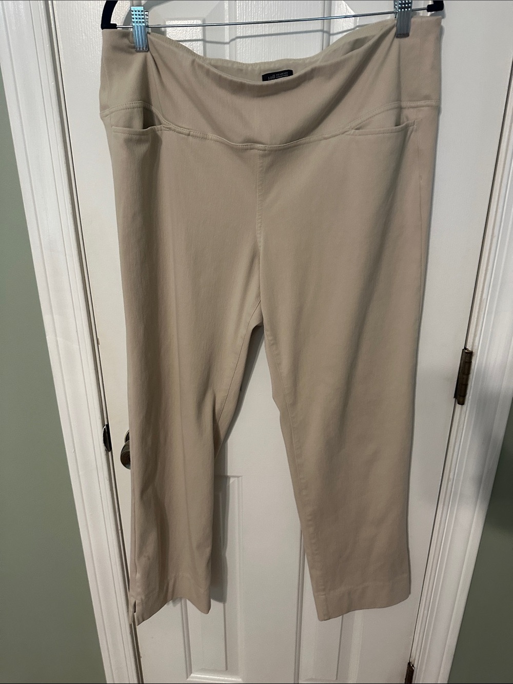 J. Jill Beige Pull-On Capri Pants with Comfort Waist